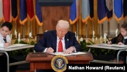 Թրամփը սպիտակ տանը, աշակերտների ներկայությամբ ստորագրում է Կրթության դաշնային դեպարտամենտը լուծարելու հրամանագիրը, 20-ը մարտի, 2025թ․