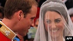 Улуу Британия -- канзаада Уильям менен Кейт Мидлтон үйлөнүү үлпөтүндө. Лондон, 29-апрель, 2011.  