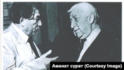 Кыргыз эл жазуучусу Чыӊгыз Айтматов менен авар акыны Расул Гамзатов. Архив.