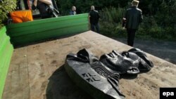 Демонтаж пам'ятника генералу Червоної армії Івана Черняхівського в Польщі, вересень 2015 року