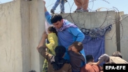 Хаос в аеропорту Кабула: афганці втікають від талібів (фоторепортаж)