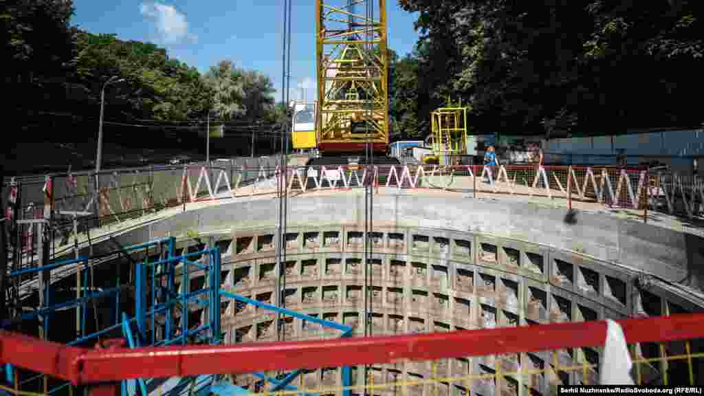 У планах міської влади будівництво ще двох станцій метро Сирецько-Печерської лінії &ndash; &laquo;Виноградар&raquo; і &laquo;Маршала Гречка&raquo;. Протяжність нової ділянки з 4 станцій буде майже 7,5 кілометрів