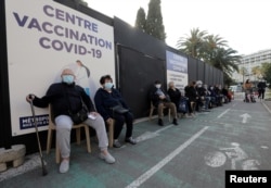 سالمندان در فرانسه در صف واکسیناسیون کرونا