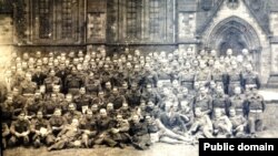 Учасники Установчих зборів Союзу Українців у Великій Британії, Единбурґ, 18-19 січня 1946 року (світлина з Бібліотеки і Архіву імені Тараса Шевченка у Лондоні)