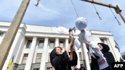 Під час акції біля будівлі парламенту України, Київ, 16 травня 2017 року