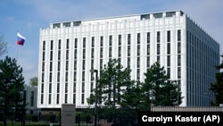 Расейскі сьцяг ля амбасады ў Вашынгтоне, ЗША. Архіўнае фота