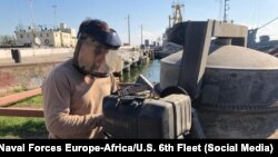 Фото ВМС США: американські моряки допомагають ремонтувати причал в українському Очакові