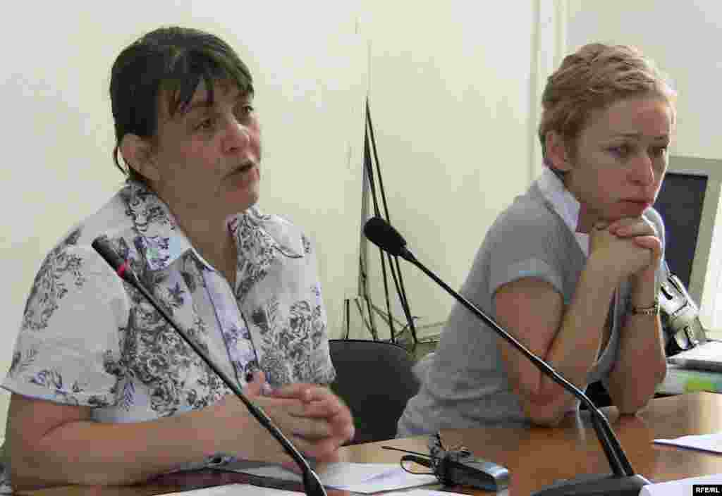 Kazakhstan - Marika Tzotzoria and Natalia Parfenova, the wives of arrested top-manegers of Kazatomprom on the press-conference. Almaty. 1July2009  - Марика Цоцория и Наталья Парфенова на пресс-конференции. Алматы, 1 июля 2009 года.