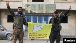 Члени Сирійських демократичних сил, які очолюють курди, позують у зaхопленому місті Дейр-ез-Зорі