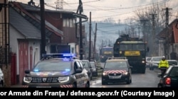 Un convoi cu blindate Leclerc, care cântăresc zeci de tone fiecare, este escortat de la gara Voila la baza Grupului de Luptă NATO de la Cincu, în noiembrie 2022.