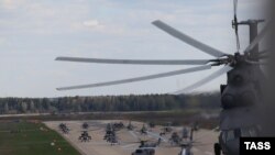 Расейскія верталёты Мі-8 перад вайсковым парадам у Маскве ў 2015 годзе. Ілюстрацыйнае фота