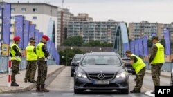 Польская паліцыя правярае аўтамабілі, ілюстрацыйнае фота