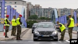 За даними ЗМІ, вибіркові перевірки почалися опівночі на 52 пунктах пропуску на кордоні з ФРН і триватимуть щонайменше до 5 серпня