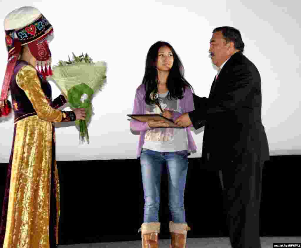 Приз зрительских симпатий в международном конкурсе &ndash; &ldquo;Телегейи тегиз&rdquo; (&ldquo;Благодать&rdquo;), Дальмира Тилепбергенова, Кыргызстан