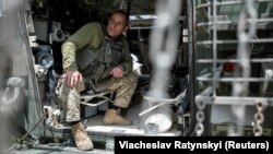 Ілюстраційне фото. Український військовий 81-ї окремої аеромобільної Слобожанської бригади на позиції в Донецькій області, червень 2025 року