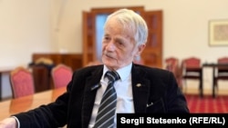 Qırımtatarlarnıñ lideri Mustafa Cemilev Azatlıq Radiosınıñ muhbirine intervyu bere