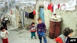 در جامعه ايرانی، قديم ترها کودکان را از سن بسيار پايين پی کار می فرستادند تا هم به قول معروف آن روزها هنری ياد بگيرند و هم کمک خرج خانواده باشند.