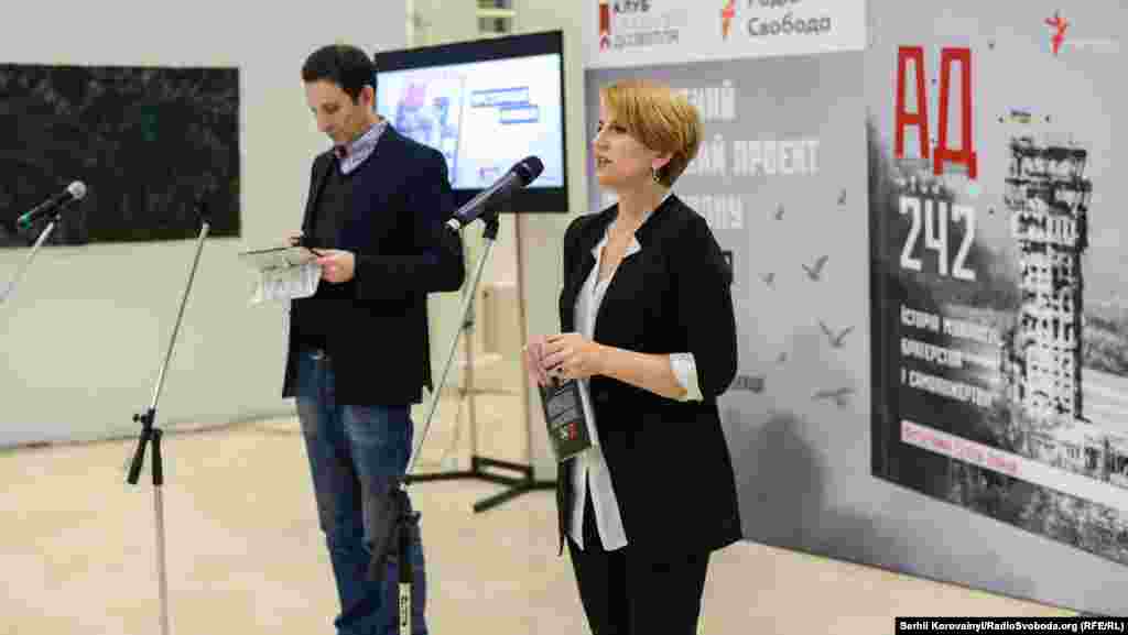 Віталій Портников (праворуч), журналіст і ведучий церемонії, та&nbsp;Ірина Штогрін, автор проекту і укладач книги