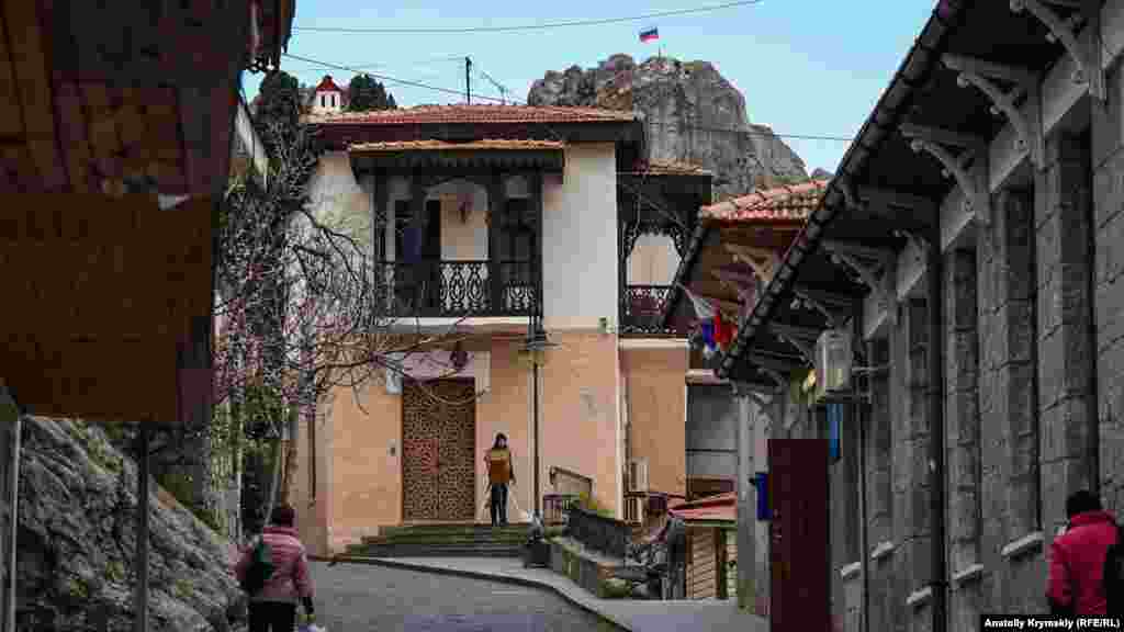 Ceneviz Qaya töpesini &quot;Artek&quot; bala lageri rusiye bayrağınen belgilegen