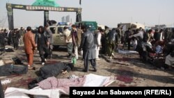 محل انفجار در ورودی زیارتگاه ابوالفضل در کابل. ۶ دسامبر ۲۰۱۱.
