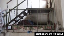 Türkmenistanda köp gatly jaýyň basgançagynyň aşagynda ýatan öýsüz adam. Arhiwden alnan surat