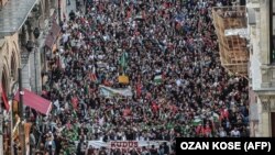 تظاهرات هواداران فلسطینی‌ها در خیابان استقلال استانبول. ۲۴ اردیبهشت ۹۷.