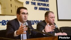 Армения - Заместители министра экономики Армении Гарегин Мелконян и Тигран Арутюнян отвечают на вопросы журналистов, Ереван, 18 февраля 2014 г.