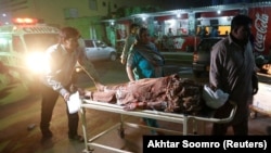  انتقال یک مجروح حمله انتحاری در پاکستان به بیمارستان (عکس از آرشیو)