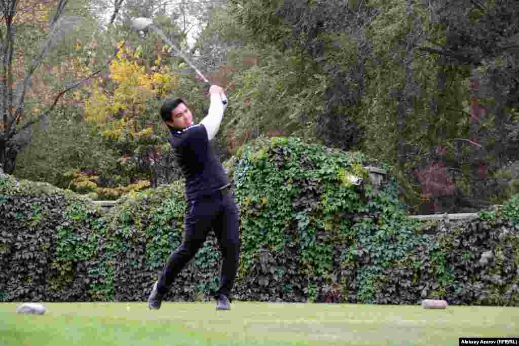 В списке участников команд Pro Am среди любителей есть люди с одинаковыми фамилиями. Например, в одной из троек любителей все &ndash; Кузнецовы. Скорее всего, это семейная команда. В рейтингах Федерации гольфа Казахстана, находящихся в открытом доступе, тоже нередко встречаются любители с одинаковыми фамилиями. Не исключено, что кто-то из них однофамильцы, но чаще всего &ndash; родственники. То есть нередко гольф &ndash; общее хобби членов одной семьи или нескольких, связанных узами родства. Например, среди любителей гольфа в рейтинге есть четыре человека с фамилией Есимов &ndash; Ахметжан, Сара, Гульмира и Нурахмет. То, что экс-аким Алматы и нынешний председатель правления фонда &laquo;Самрук-Казына&raquo; Ахметжан Есимов любит играть в гольф, хорошо известно. Он нередко участвует в местных любительских турнирах и в турнире Pro Am накануне Kazakhstan Open. На этот раз из Есимовых состязались Гульмира и Нурахмет (он на фото).&nbsp;