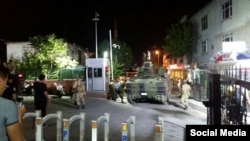 Военная техника у здания полиции в Стамбуле. 16 июля 
