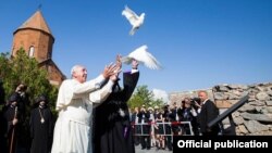 Գարեգին Բ-ն և Հռոմի Պապը Խոր Վիրապի Սուրբ Աստվածածին եկեղեցուց Արարատի ուղղությամբ խաղաղություն խորհրդանշող աղավնիներ են բաց թողնում, 26-ը հունիսի, 2016թ.