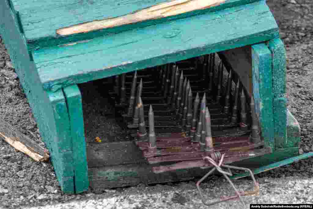 10 листопада на КПВВ &laquo;Золоте&raquo; була чергова спроба громадян перетнути лінію розмежування до непідконтрольної частини Луганщини, але підконтрольні Росії формування завернули їх у зворотному напрямку, пояснюючи це тим, що їхнє &laquo;вище керівництво&raquo; не дає їм жодних вказівок для початку пропускних операцій.&nbsp;