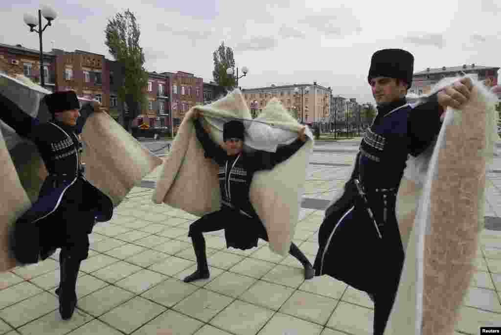 Танцевальный перфоманс в День чеченского языка 