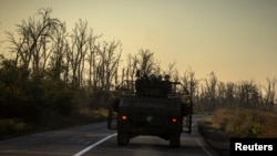 Українські військові в броньованому автомобілі поблизу Слов’янська, вересень 2025 року