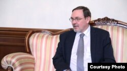 Посол России в Армении Иван Волынкин заявил о том, что необходимо нейтрализовать все действующие в Армении НПО, которые «пытаются вбить клин в армяно-российские отношения»