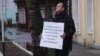Уладзімер Ягораў, актывіст «Яблока», падчас адзіночнага пікету ў горадзе Тарапец