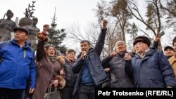 "Демократиялық партия" құруды көздеген бастама тобының жақтастары Алматыда митинг өткізіп жатыр.  22 ақпан 2020 жыл.