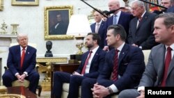 Президентът на САЩ Доналд Тръмп, вицепрезидентът Джей Ди Ванс, министърът на отбраната Пийт Хегсет и съветника по национална сигурност Майк Уолц в Белия дом.