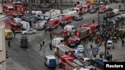 Рятувальники біля станції метро «Сінна площа» після вибуху в вагоні поїзда в Санкт-Петербурзі, 3 квітня 2017 року