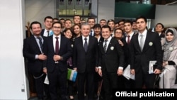 Президент Узбекистана Шавкат Мирзиёев с узбекскими студентами, обучающимися в Японии