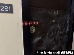 Дверь квартиры, где семья проживала в течение нескольких дней до гибели. 7 октября 2025 ода.