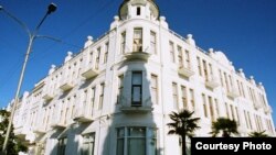 Выходцы из средней Азии, в основном из Узбекистана и Таджикистана, 8 часов в день, 6 дней в неделю выходят в город с метлами, совками и мешками