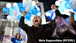 "Грузия арманы" партиясының жеңіске жеткеніне  қуанып тұрған тұрғындар. Тбилиси. 8 қазан 2016 жыл. 