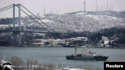 Выведны расейскі карабель SSV-201 "Приазовье" праплывае праз Басфор на шляху ў Міжземнае мора 19 лютага 2015 году.