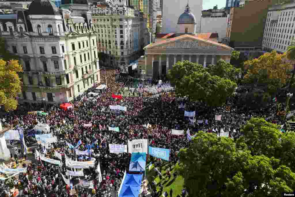 Hiljade ožalošćenih ispred katedrale u Buenos Airesu odalo je počast papi Franji.