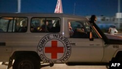 Ենթադրաբար «Համաս»-ի կողմից ազատ արձակված իսրայելցի պատանդներին տեղափոխող Կարմիր Խաչի ավտոմեքենան հատում է Գազայի հատվածի և Եգիպտոսի սահմանի Ռաֆահ անցակետը, 24-ը նոյեմբերի, 2023թ.