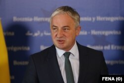 Branislav Borenović: Vrlo je važno znati šta je Dodik bio prije 20 godina, a šta je danas. Prije 20 godina bio je za američku administraciju svježi dašak vjetra sa Balkana, a danas je od te iste administracije zaradio sankcije i nalazi na crnoj listi SAD.