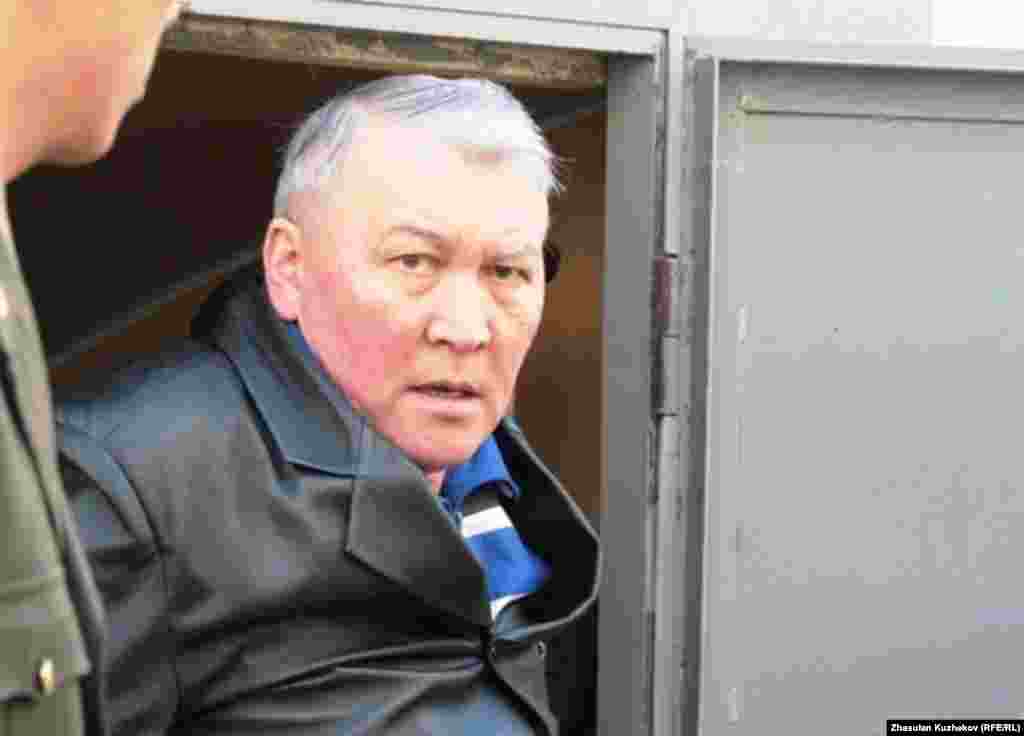 Бывшего министра здравоохранения  Жаксылыка Доскалиева выводят из здания суда. Астана, 10 мая 2011 года.