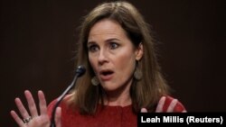 Эми Коней Баррет сенаттағы тыңдау кезінде.