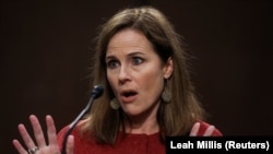 Эми Коней Баррет во время слушаний в сенате.